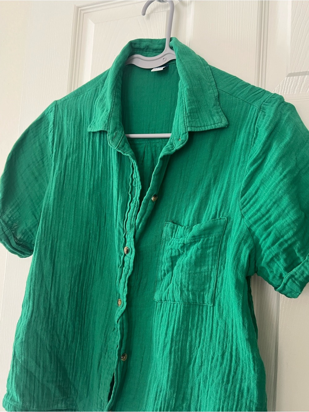 Green Short-Sleeve Casual Button-Up Shirt